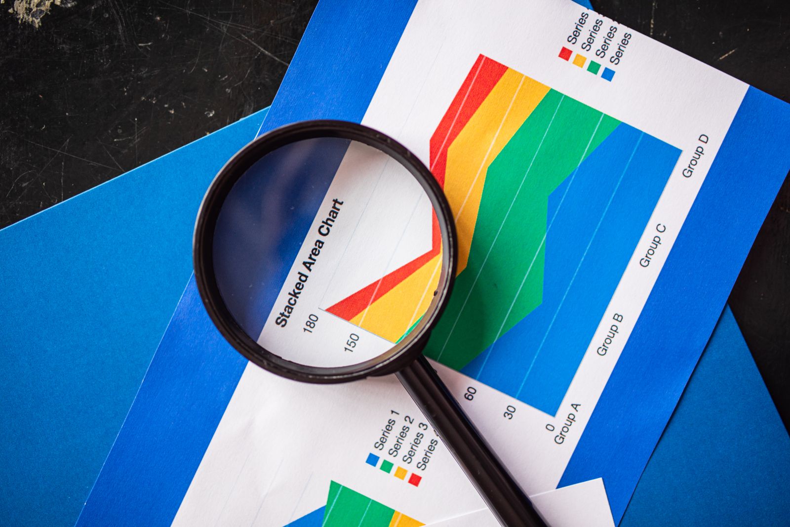 Bureaukalender naast een laptop — symbool voor dagelijkse automatische monitoring van bol.com commissiekortingen