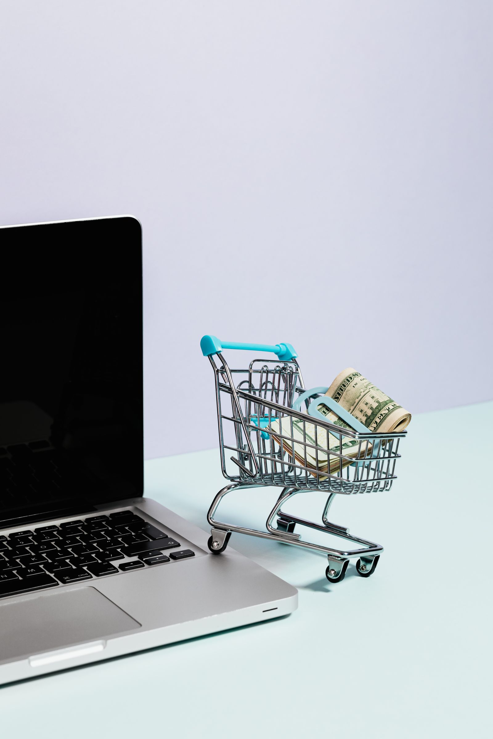 Winkelwagentje met geld naast een laptop — dynamic pricing op bol.com