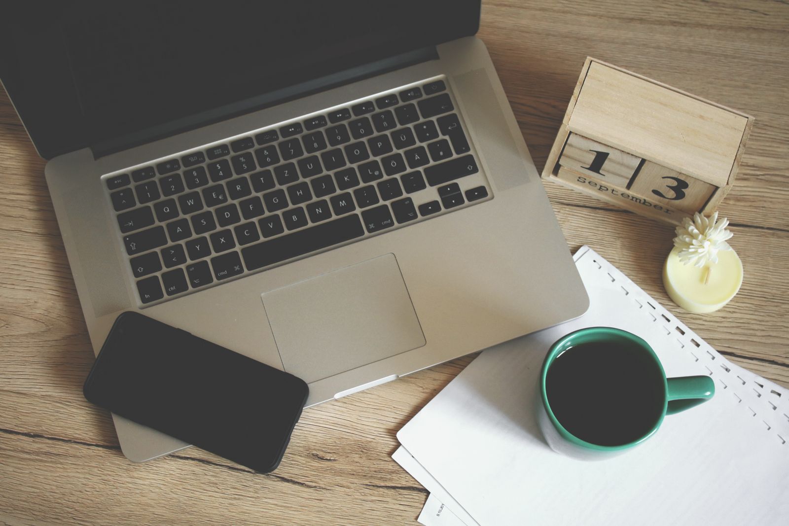 Opgeruimd bureau met laptop en koffie — overzicht van de beste bol.com tools van 2026